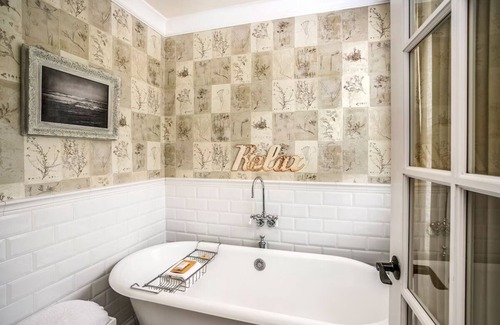 Downtown Cannon Beach Hotel | Deluxe Queen Room with Beach Access! Close to Cannon Beach Art Galleries!