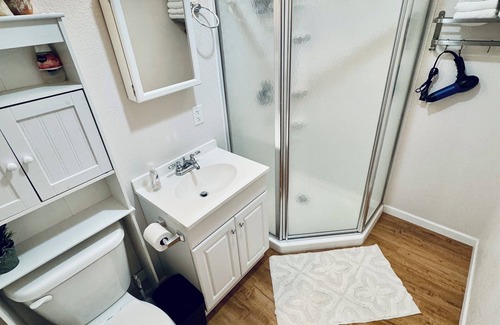 Craig Apartment | Deluxe Queen Suite C