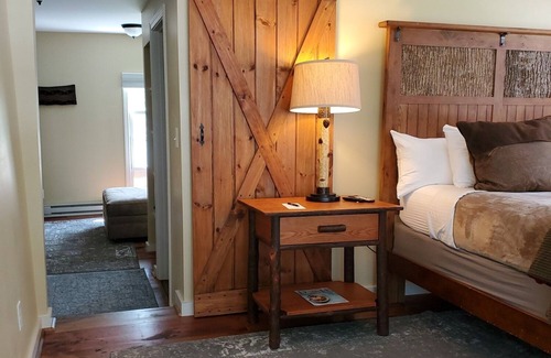 West Dover Resort | Deluxe Queen Suite with pull-out love seat, private entrance