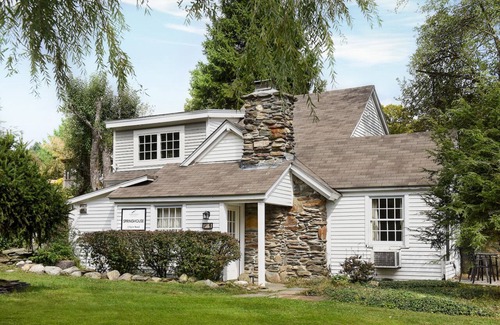 West Dover Resort | Deluxe Queen Suite with pull-out love seat, private entrance