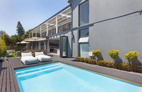 Lakeside Apartment | Deluxe Queen Suite