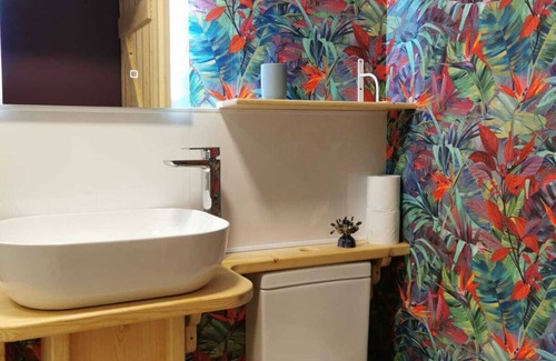 Borris Cabin | Deluxe romantic glamping cabin with king bed