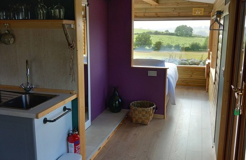 Borris Cabin | Deluxe romantic glamping cabin with king bed