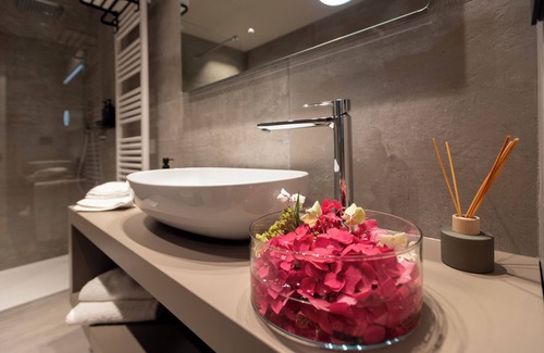 Guarene Bed & Breakfast | Deluxe Room 102, with balcony - Relais PQlin & Winery.