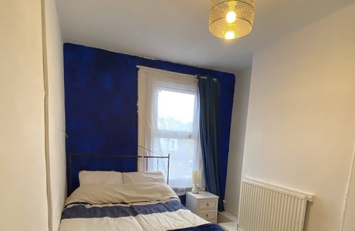 Tottenham House | Deluxe Room by Tottenham Stadium