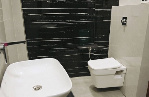Amritsar Apartment | Deluxe Room-Hotel Posh-Food, Wifi, Parking