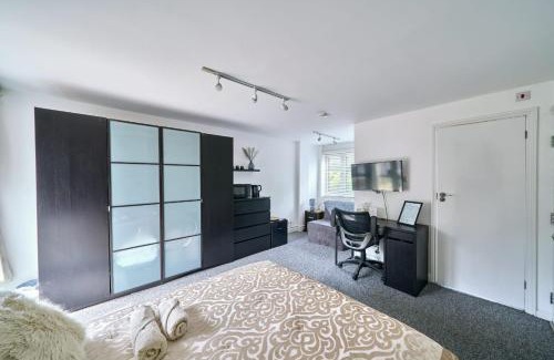Selsdon and Ballards House | Deluxe Room with Private En Suite in South Croydon