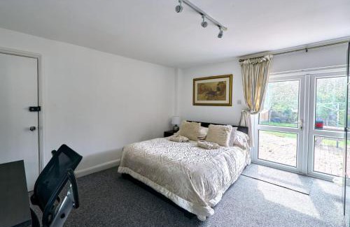 Selsdon and Ballards House | Deluxe Room with Private En Suite in South Croydon