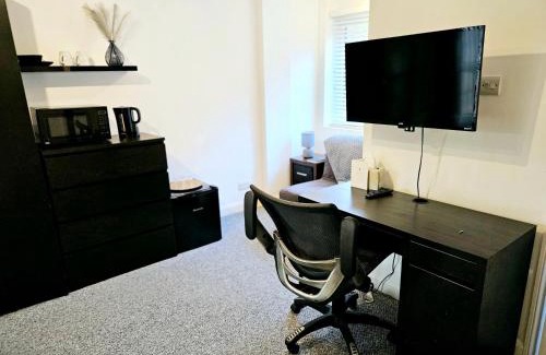 Selsdon and Ballards House | Deluxe Room with Private En Suite in South Croydon