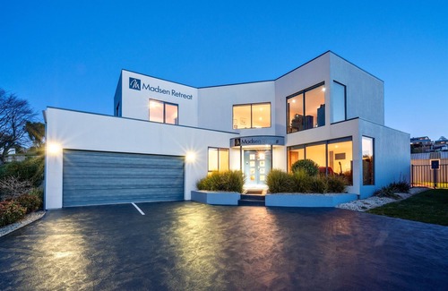 Penguin House | Deluxe Seaview Suite - AAA 4 star - en-suite, sensational ocean views