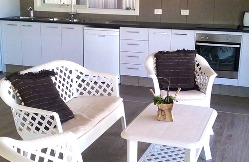 Axedale Apartment | Deluxe Self-Contained Studio with King Size Bed