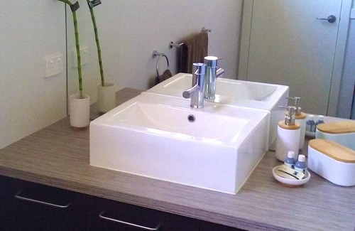 Axedale Apartment | Deluxe Self-Contained Studio with King Size Bed