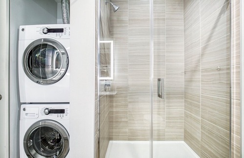South Lake Union Apartment | Deluxe South Lake Union 1BR w/Gym, W/D, Space Needle view, by Blueground