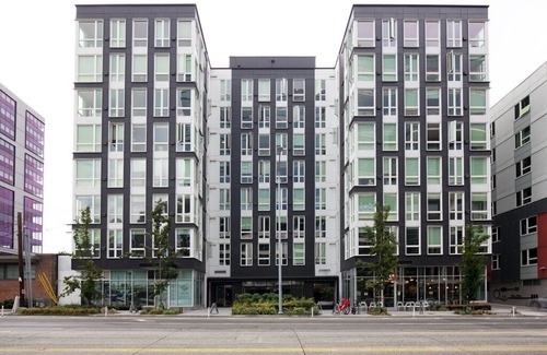 South Lake Union Apartment | Deluxe South Lake Union 1BR w/Gym, W/D, Space Needle view, by Blueground