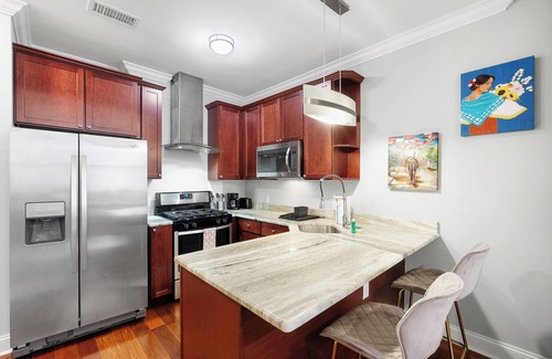 Olde Kensington Apartment | Deluxe Studio: Pool & Concierge