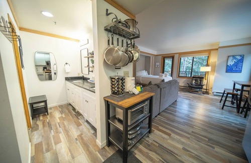 Mountain House Condo | Deluxe, Updated Studio close to Ski Lifts!
