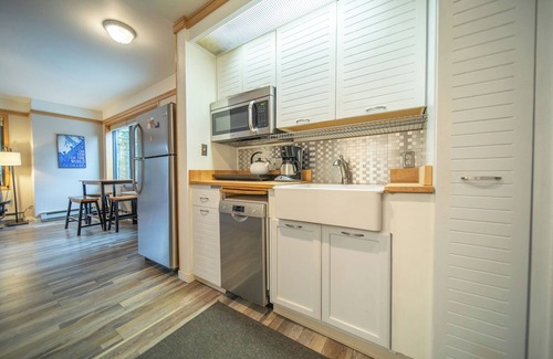 Mountain House Condo | Deluxe, Updated Studio close to Ski Lifts!