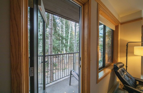 Mountain House Condo | Deluxe, Updated Studio close to Ski Lifts!