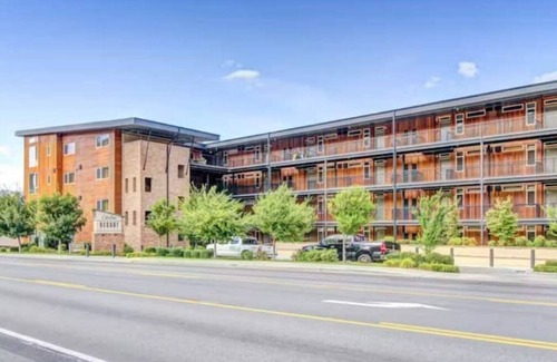Chelan Condo | Deluxe View 2 Bedroom Chelan View Condo w/Extra Parking