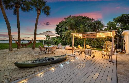 Palm Beach - West Palm Beach Villa | Deluxe Waterfront Villa with BBQ, Pool and Game Room