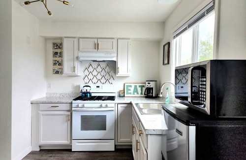 Sand Lake House | Denali Double House- 3 bedroom by airport and lakes!