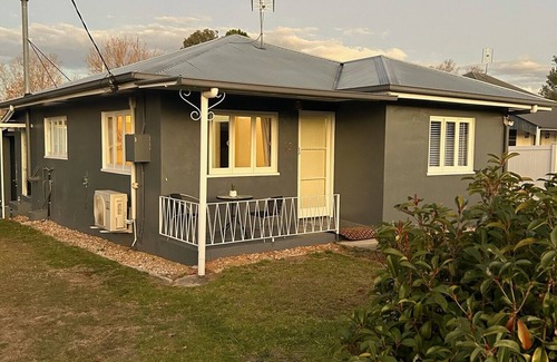 Stanthorpe Cottage | Denham Cottage - Sleeps 6 on Quart Pot Creek, Stanthorpe