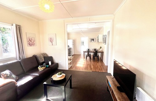 Stanthorpe Cottage | Denham Cottage - Sleeps 6 on Quart Pot Creek, Stanthorpe