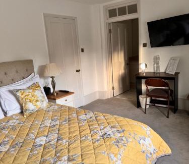 Uxbridge House | Denham Mount