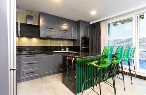 Eski Lara Apartment | Denize 200m şehir merkezi bahçe dubleks