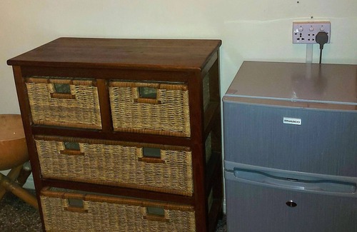 Osu Bed & Breakfast | Denkyem: WiFi, AC & fan, fridge in room, share kitchen. Incl. breakfast