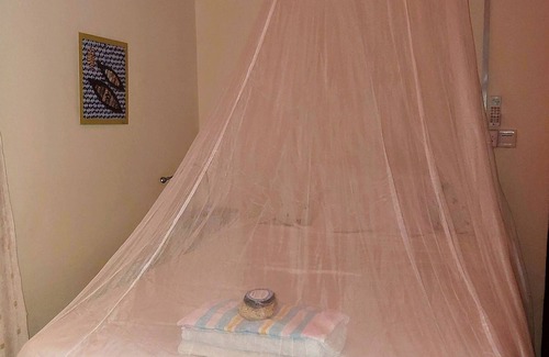 Osu Bed & Breakfast | Denkyem: WiFi, AC & fan, fridge in room, share kitchen. Incl. breakfast