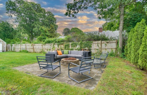 South Dennis Cottage | Dennis Retreat: 4 Mi to Mayflower Beach!