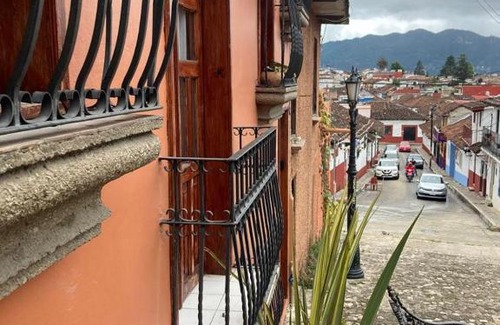 Del Cerrillo Apartment | DEPARTAMENTO EN SAN CRISTOBAL Centro ESTACIONAMIENTO LUGARES PUBLICOS EN LA CALLE