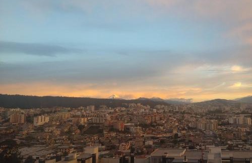 Quito Apartment | Departamento cerca a Embajada Americana, Solca y Estadio Atahualpa con vista a la ciudad y Cotopaxi, Para 6 personas, con Gimnasio