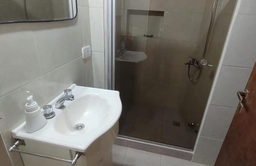 Pinamar Apartment | Departamento muy luminoso con amplio fondo y parrilla compartida