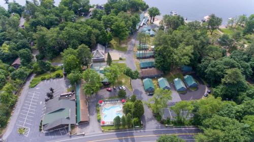 Lake George Hotel | Depe Dene Lakeside Resort