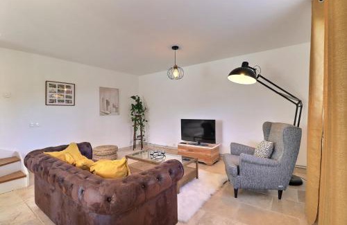 Saint-Cannat Apartment | Dependence on Cicadas in Provence