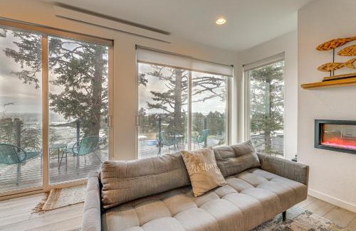 Depoe Bay House | Depoe Bay Townhome with Deck and Stunning Ocean Views!