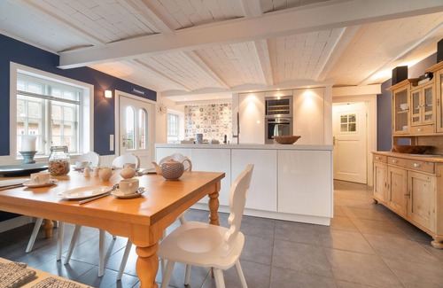 Oldsum House | Der Reetgedeckte Friesenhof Feer Verfügt Über 4 Schlafzimmer, 3 Bäder und 1 Gäst
