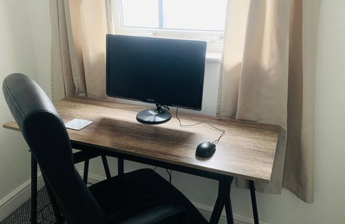Alvaston House | Derby Convenient House with Workspace