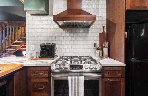 Frankfort Ski Chalet | Derby Day Digs Frankfort