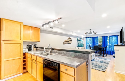 Cherokee Triangle Condo | Derby Time! Highlands Home with View of Downtown Walkable.