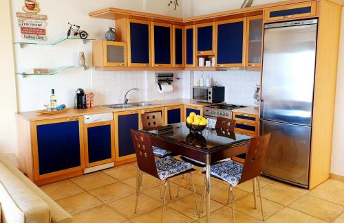 Egira Apartment | Derveni Seaside Apartments - Deluxe Sea View Penthouse Jacuzzi-BBQ & Groundfloor Garden View Apartment