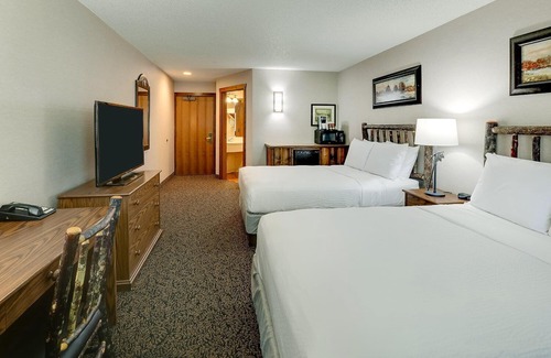 Johnston Hotel | Des Moines Area for Family Fun: Heated Pool & Close to Attractions! Near I-35