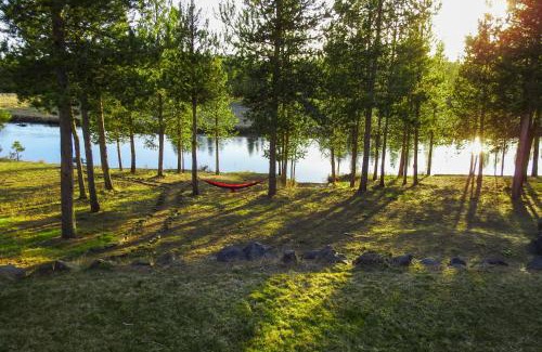 Oregon Water Wonderland House | Deschutes Daydream