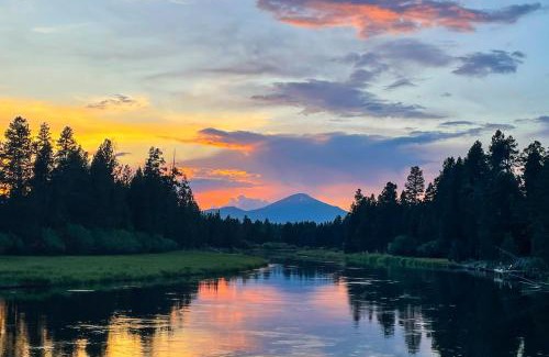 Oregon Water Wonderland House | Deschutes Daydream