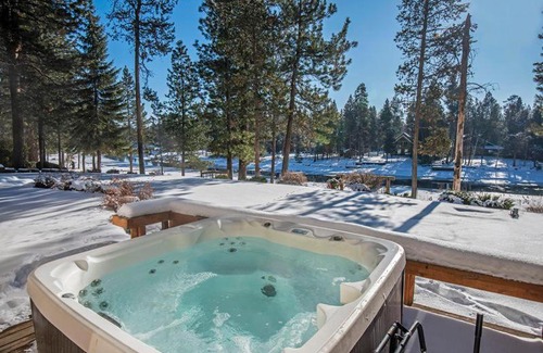 Three Rivers House | Deschutes Riverfront Home - Meredith Lodging