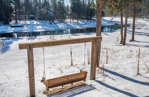 Three Rivers House | Deschutes Riverfront Home - Meredith Lodging