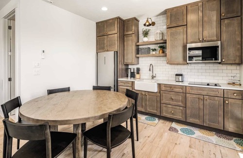 St. George House | Desert Brooke Casita: Desert Color Lagoon + Beaches
