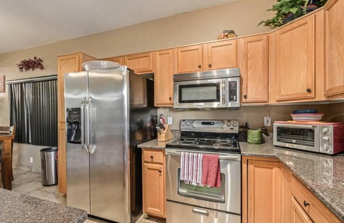 Chandler House | Desert Dame CHIC Family Retreat FREE POOL HEAT!